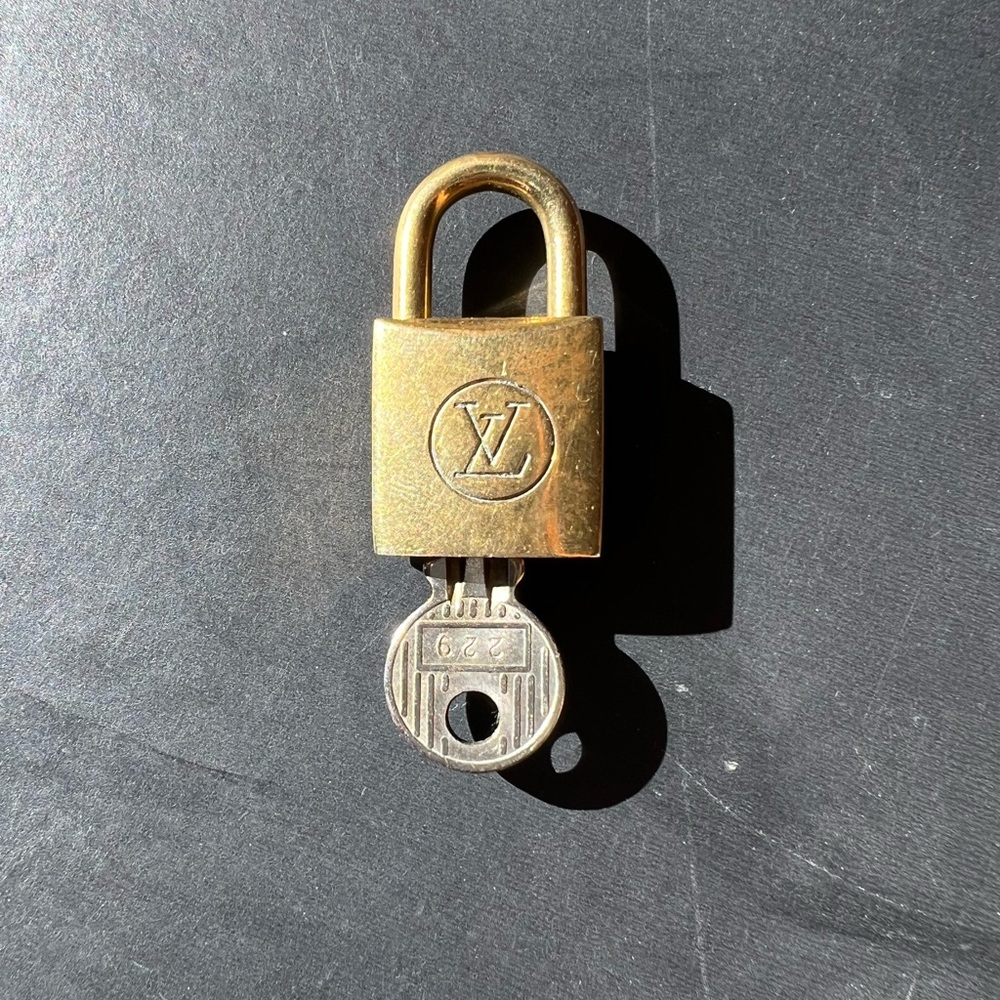 🔐 Louis Vuitton Brass Lock and Key Oldschool 229